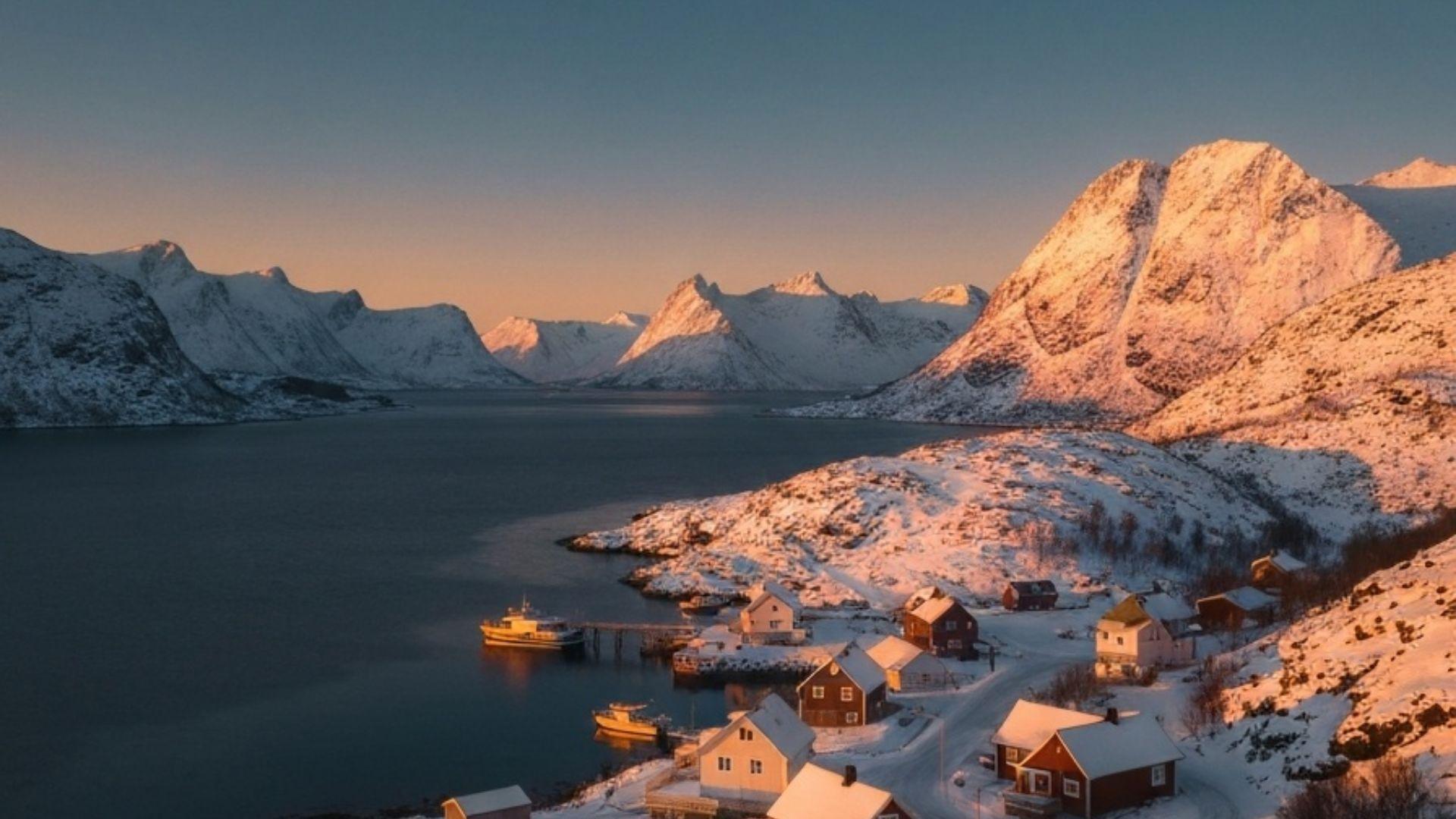 Drone svever over norsk kystlinje i skumringen, illustrasjon av regelverk