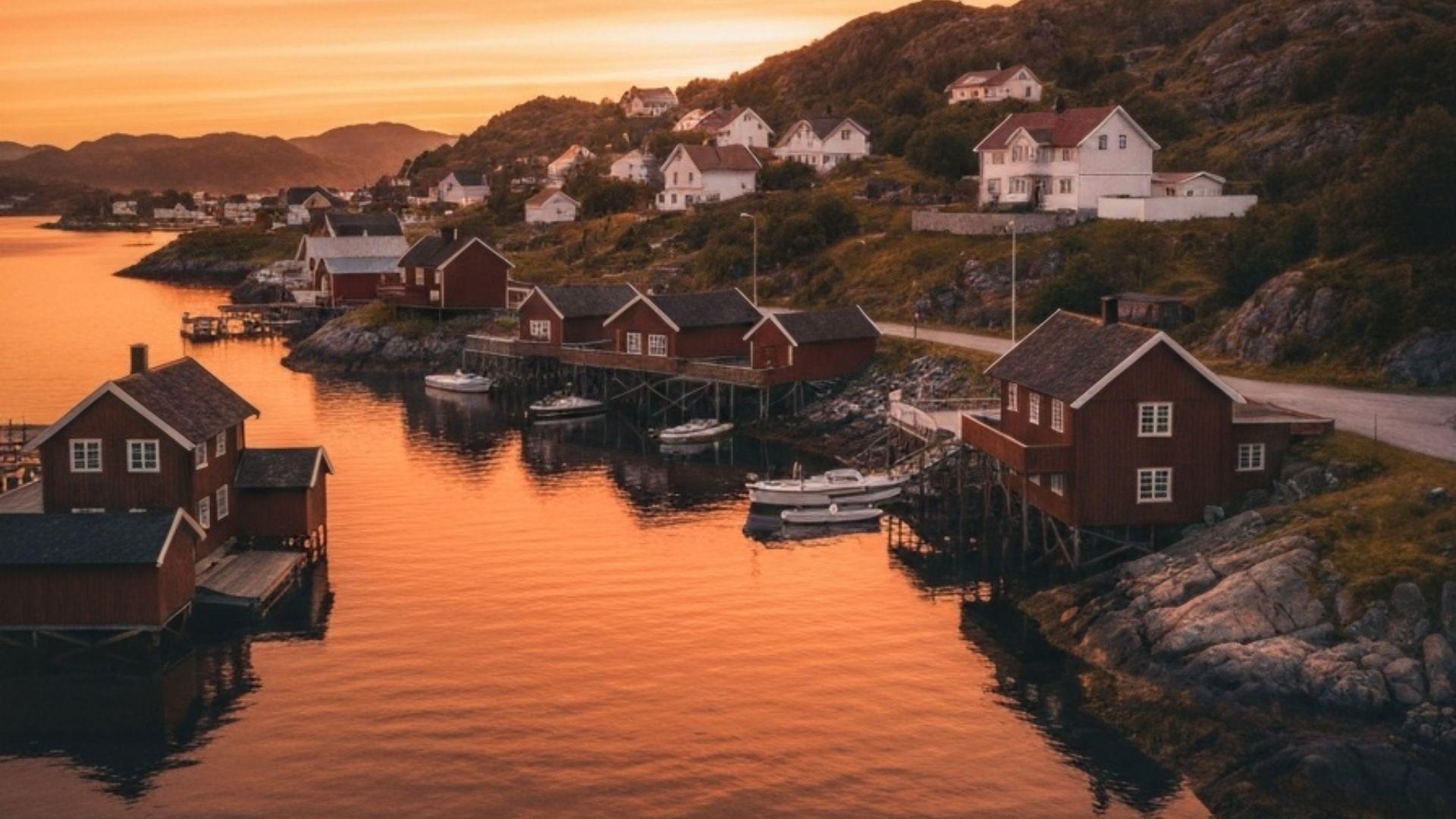 Drone svever over norsk kystlinje i skumringen, illustrasjon av regelverk